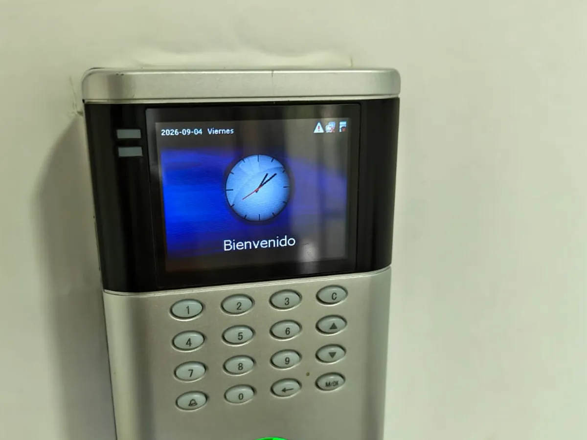 Lector de huella para control de acceso instalado