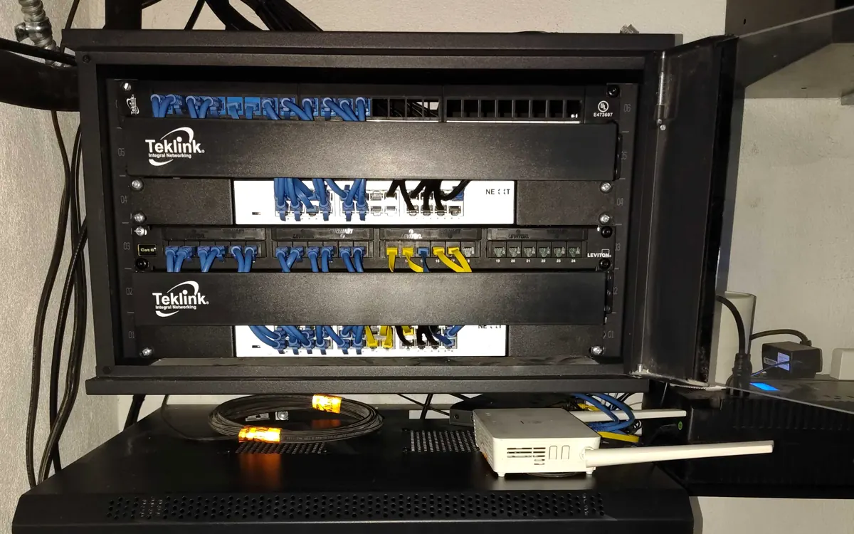 Gabinetes de red instalados para una oficina