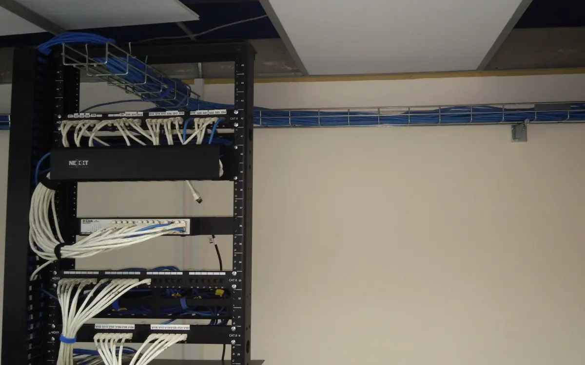 Rack con bandeja de cableado estructurado