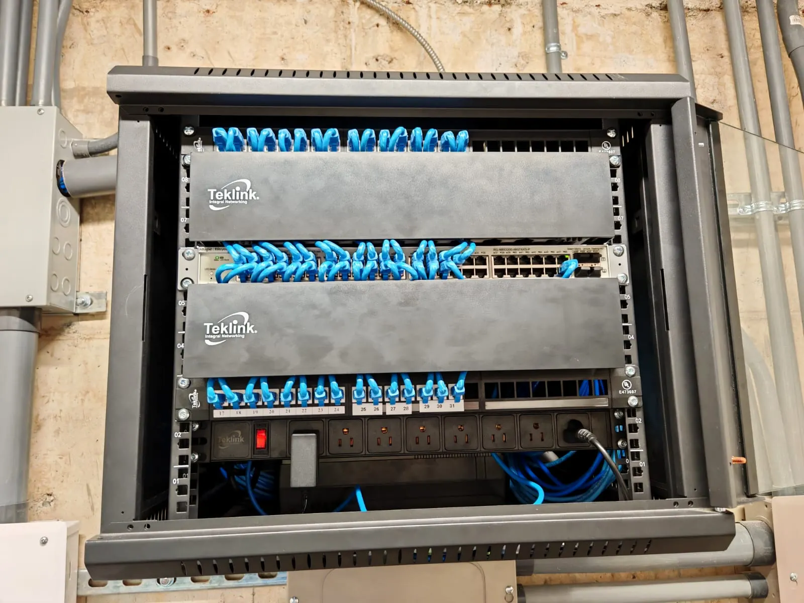 Gabinete de red con cableado estructurado ordenado y rotulado
