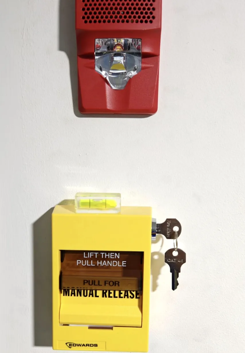 Sirena con luz estroboscópica y estación manual de alarma contra incendio