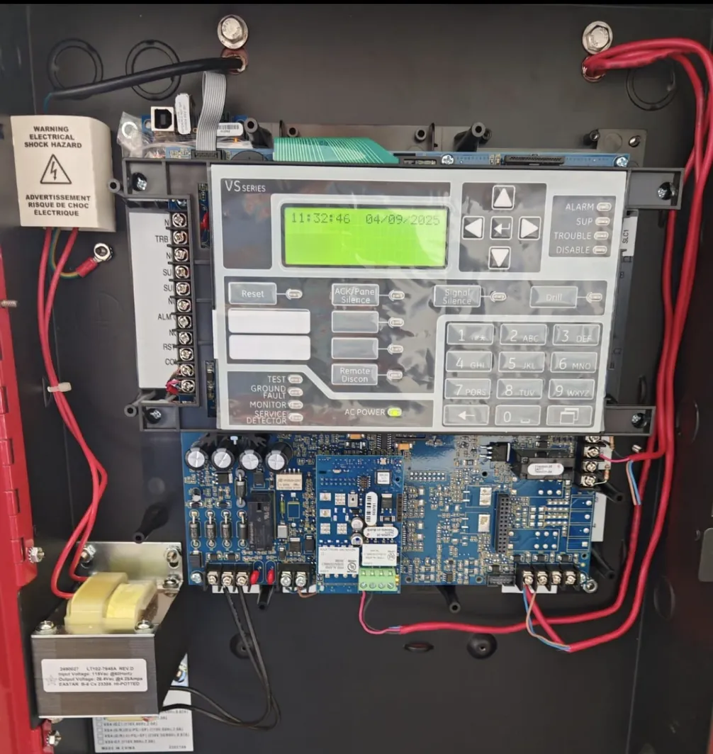 Panel de alarma contra incendio instalado